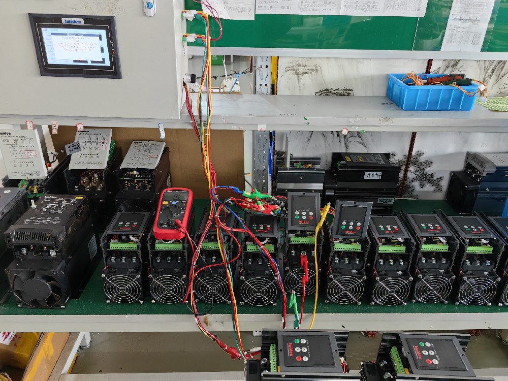 晶闸管在互换电力调整器中是若何实现电压调节的？