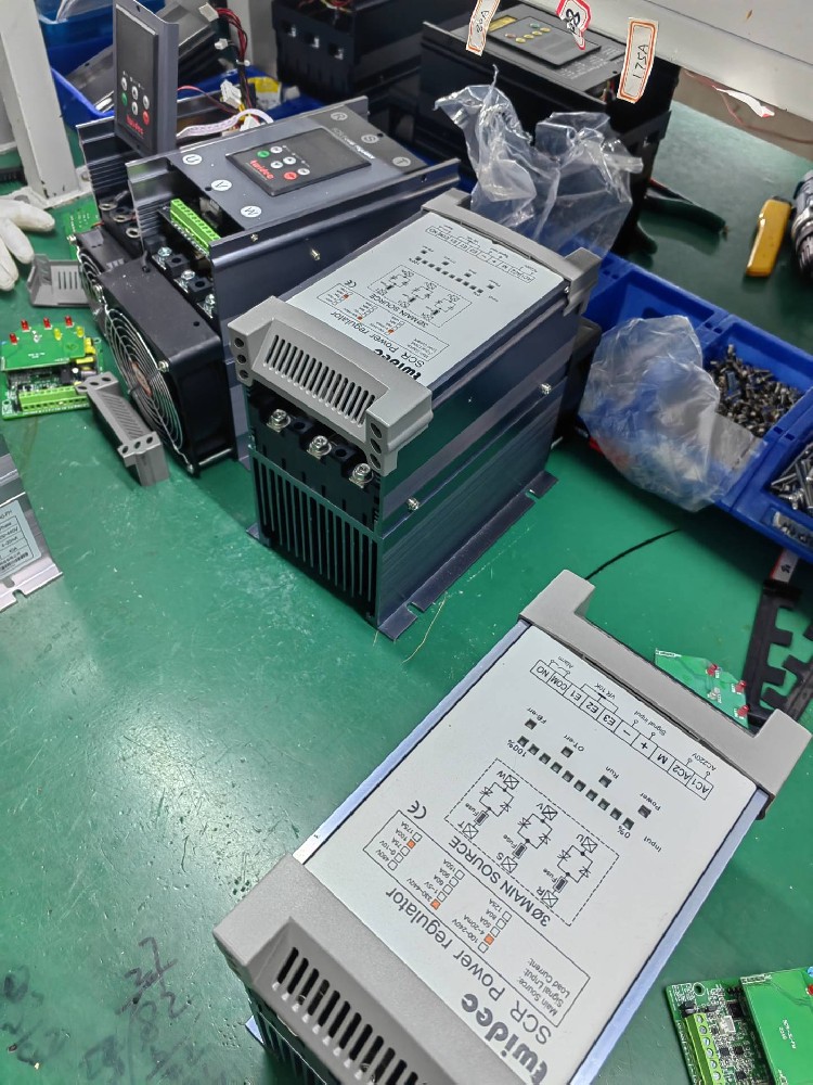电力调整器的额定电压参数对其利用场景有何限度？