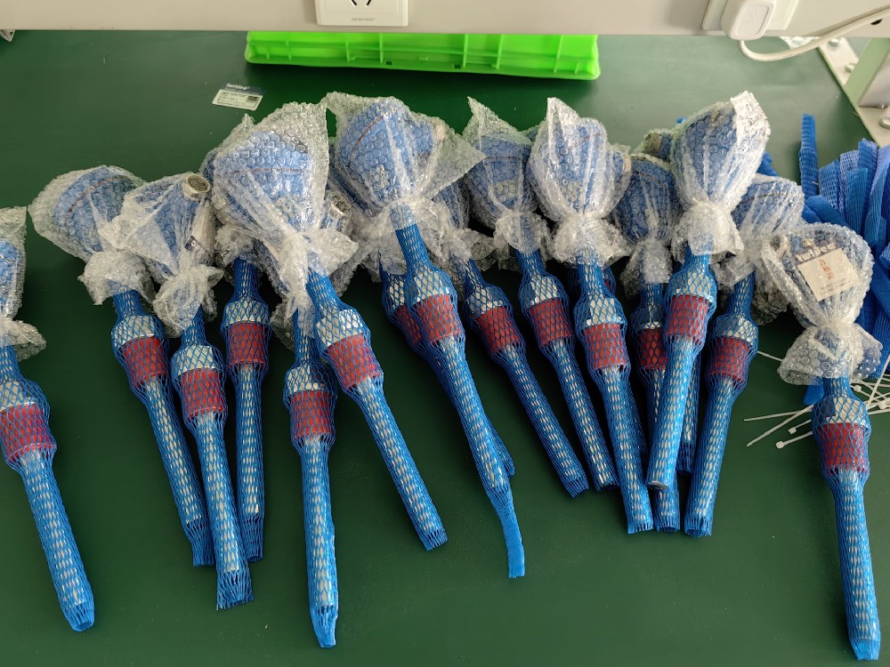 在工业自动化中，热电阻是若何与节造系统集成的，以实现温度节造和监测？