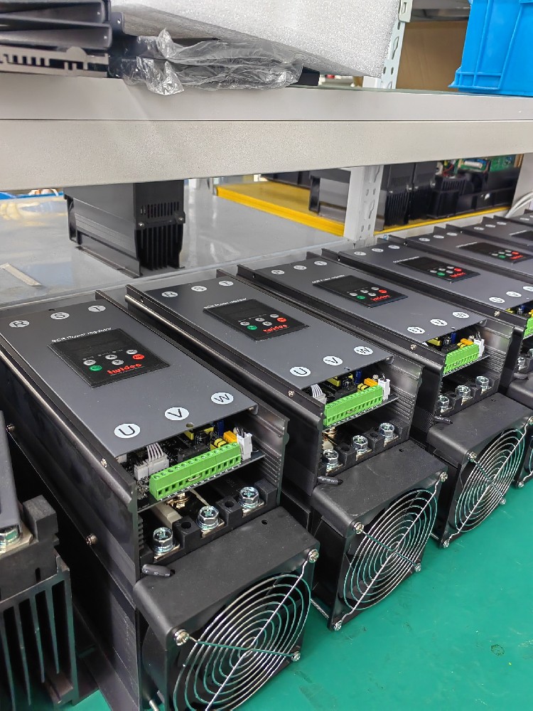 给电力调整器建设的保险丝频仍熔断，怎么判断是设备过载还是保险丝规格不合？